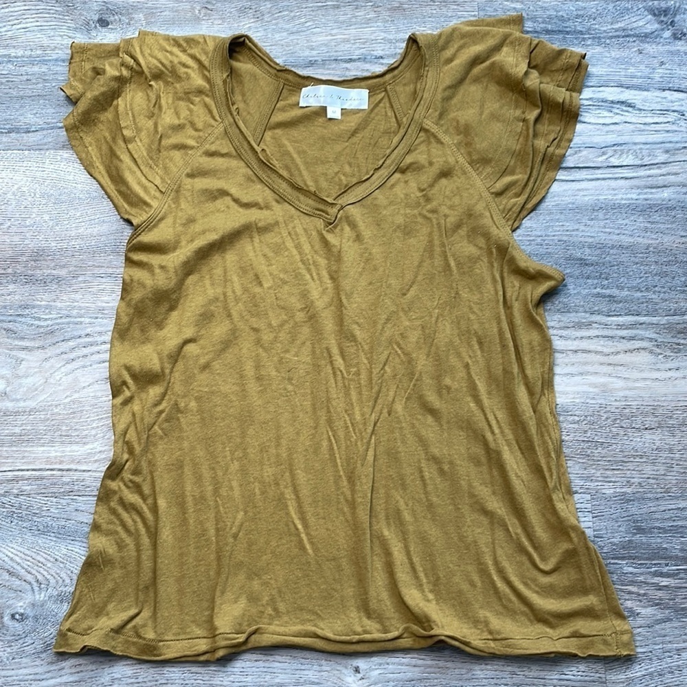 Chelsea & Theodore Women’s V Neck Ruffle Sleeve Tee, size Medium